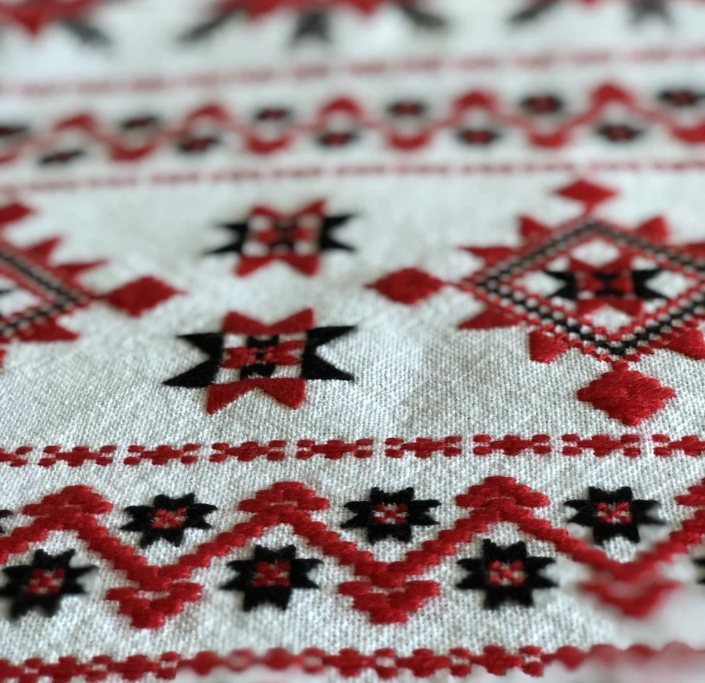 Як відбілити вишитий рушник: безпечні методи, які зберігають вишивку і повертають білизну